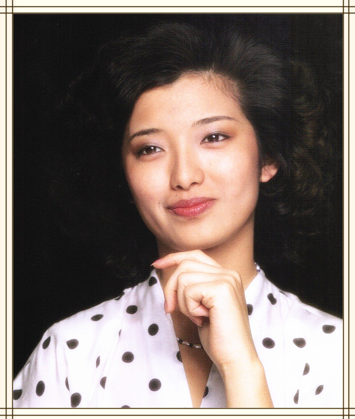 “樱花美人”山口百惠，结婚43年成模范夫妇，巅峰退圈成就经典