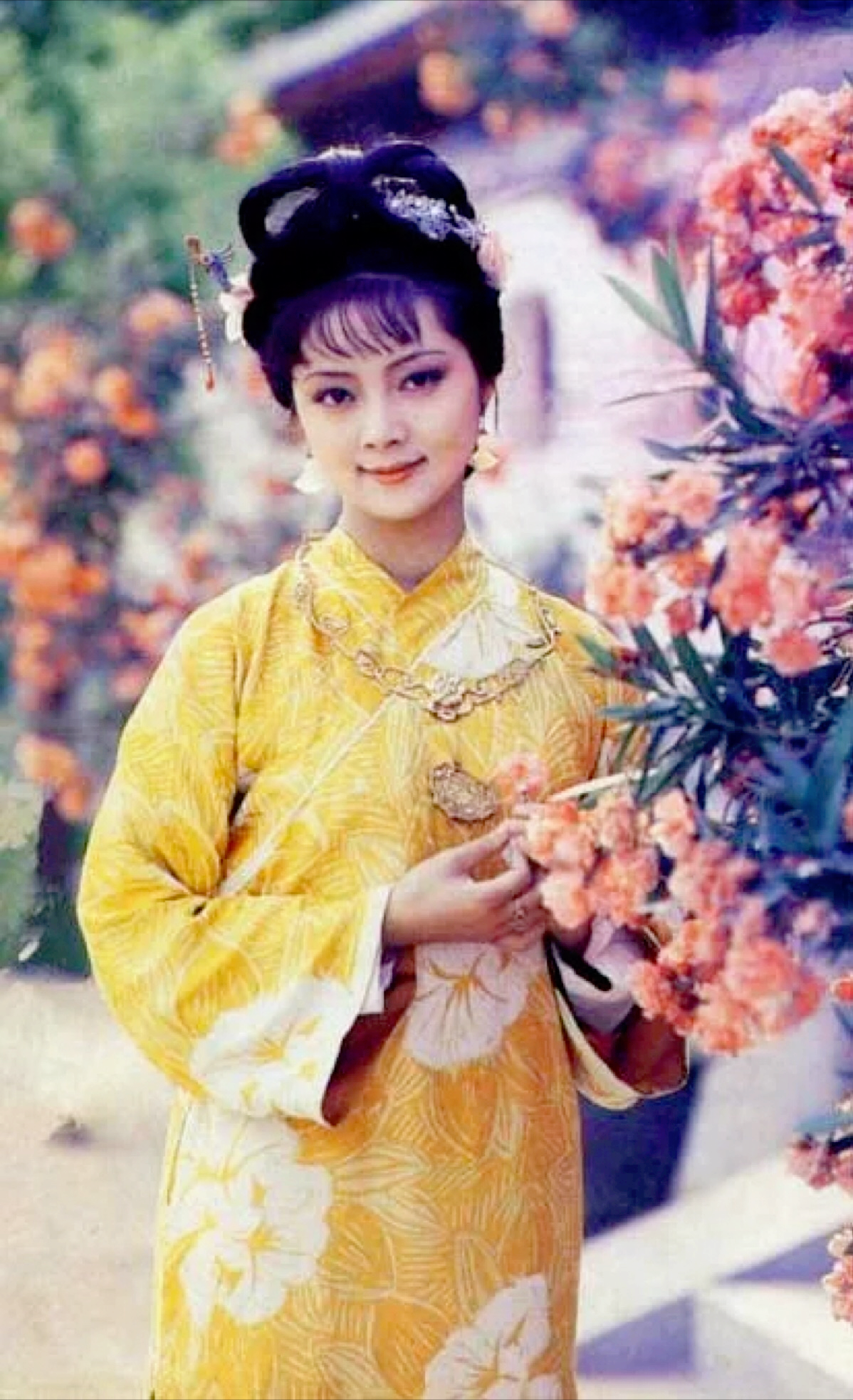 张莉《红楼梦》剧照张莉,欧阳奋强《红楼梦》剧照1990年,张莉在深圳
