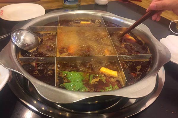 喝水不当也会致癌？除了别喝太烫的水，医生建议：两种水也少喝