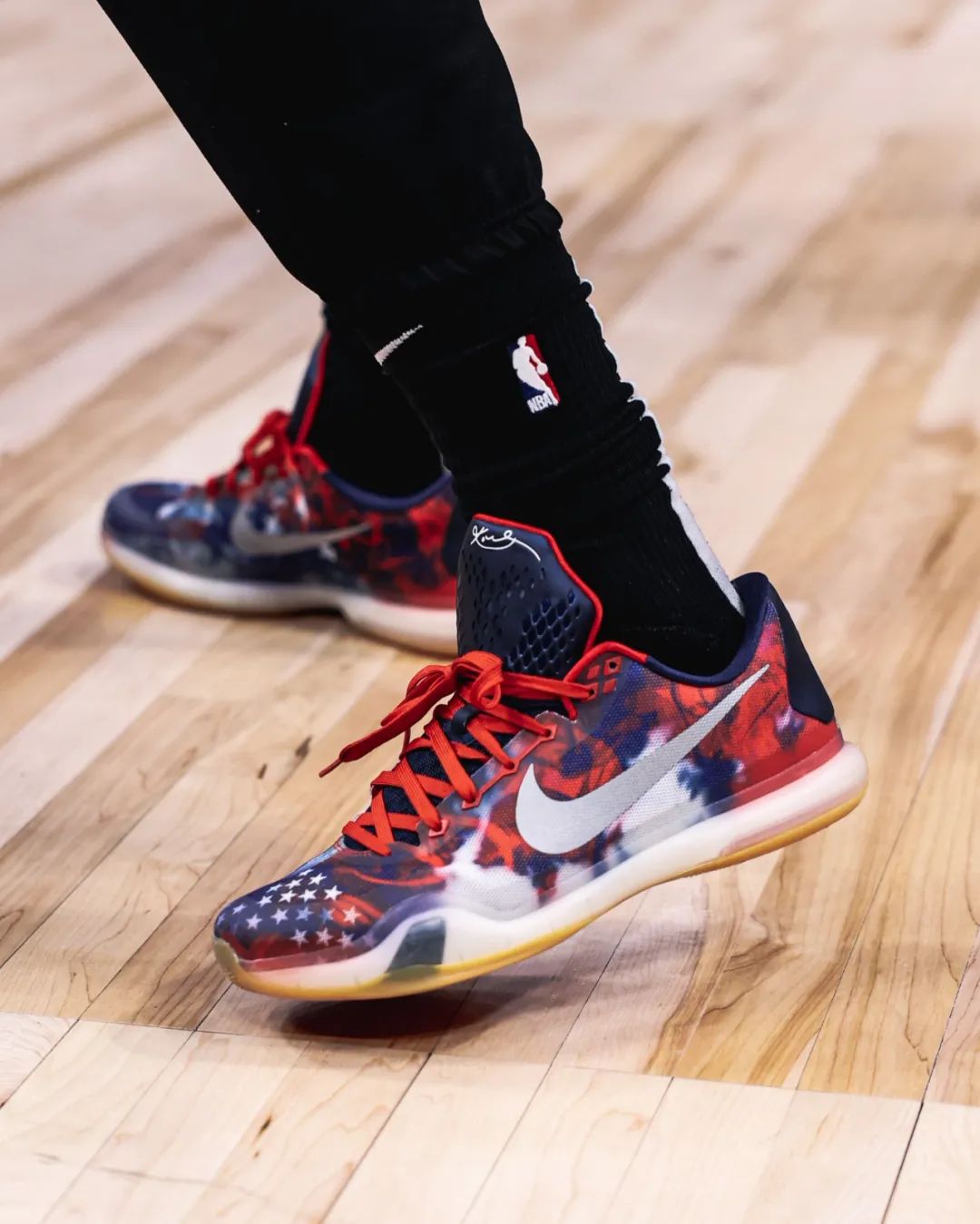 科比11(nba球员上脚:塔克穿kobe11青蜂侠,李宁和安踏的球鞋都有)