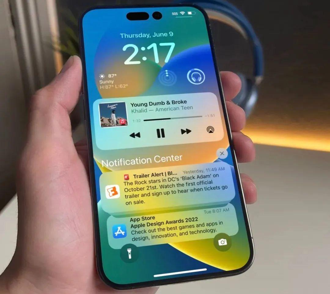 iPhone 15 Pro或换用USB-C接口；三星环绕屏手机渲染图曝光
