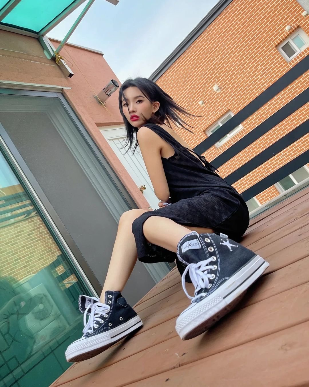 自信而大胆gidle田小娟晒夏日时尚造型秀出优美的背部曲线