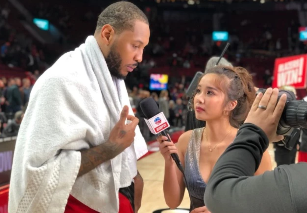 中国nba记者有哪些(爱了，爱了！中国NBA女记者意外走红，比湖人“女球迷”更有气质)