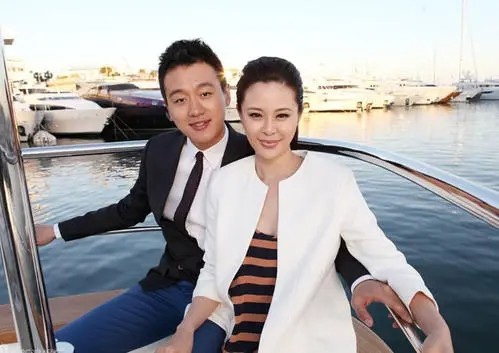 6位娱圈明星夫妻，从校服到婚纱，个个娶初恋，在一起最长40年