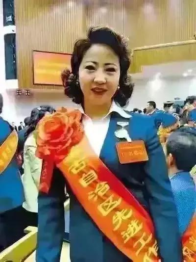 不可否认，李少莉的确很美，但她却缺少一种不加修饰的朴素美