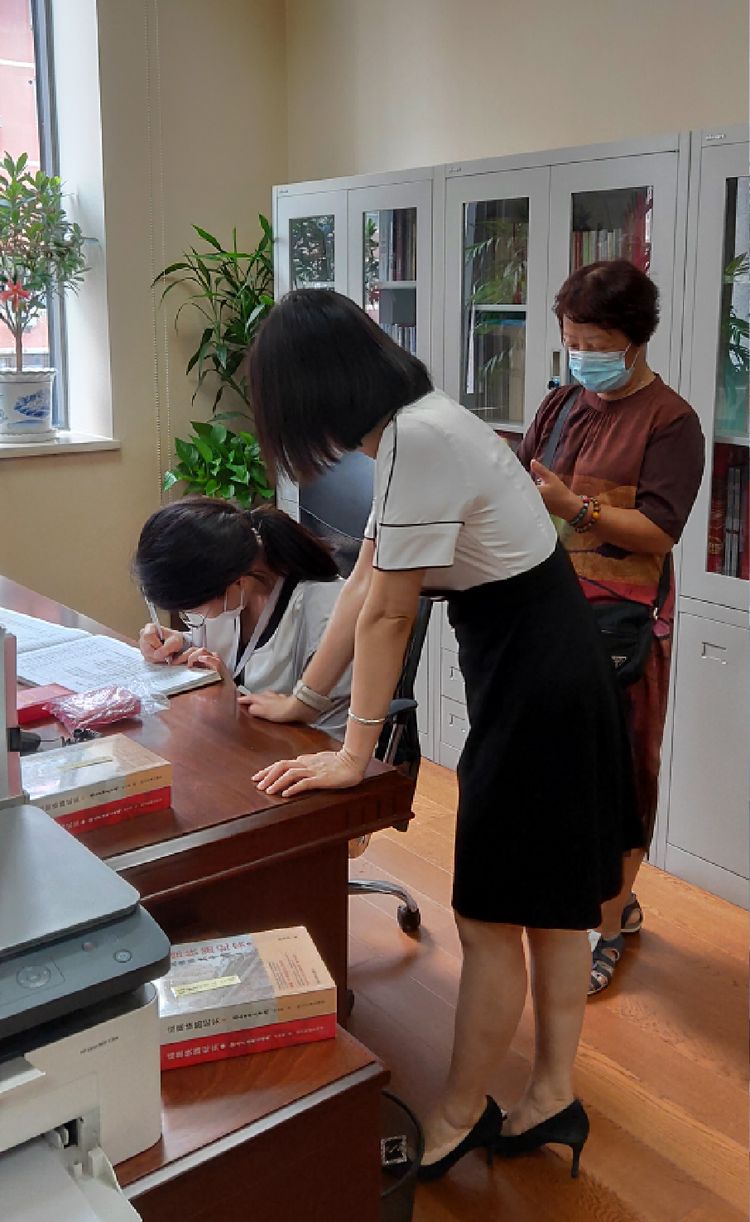 铁道兵文化网有关人员向铁道兵纪念馆捐赠《成昆铁路纪实》