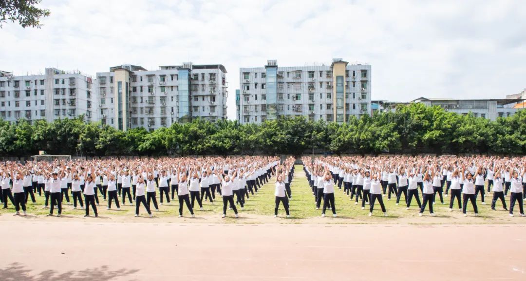 阆中东风中学校服图片