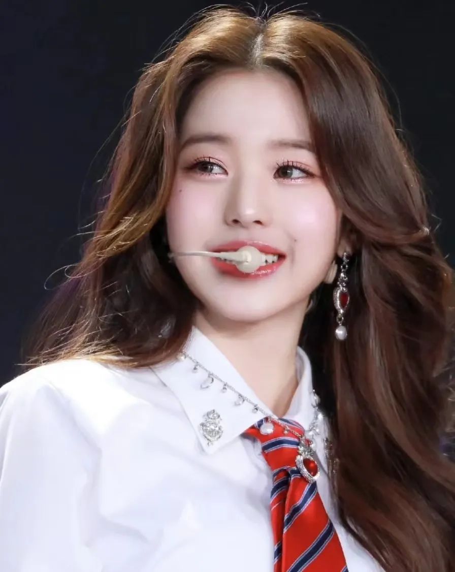 鞠婧祎：从平平无奇的土味路人，蜕变成氛围感女王