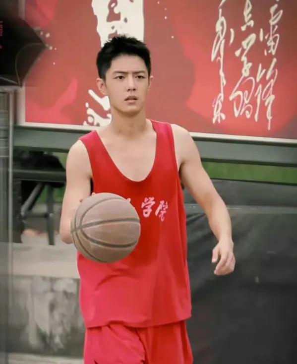 肖战打篮球帅,还是蔡徐坤打篮球帅?