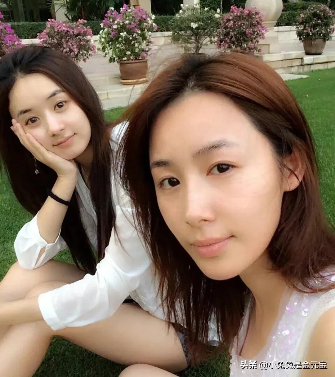 赵丽颖真正的素颜呀，猜猜她旁边这位是谁？