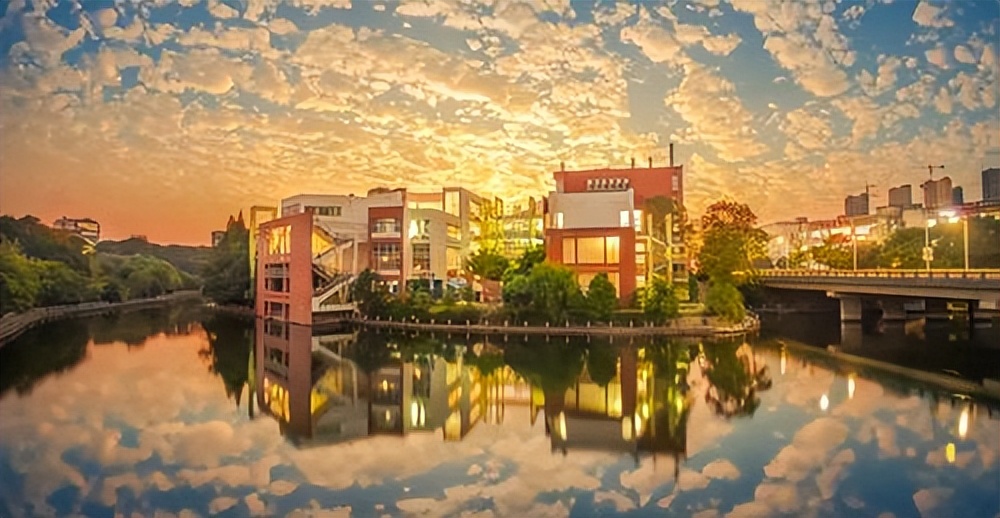 南昌大学历史悠久底蕴深厚,位于江西南昌,学校地理位置优越,交通极为