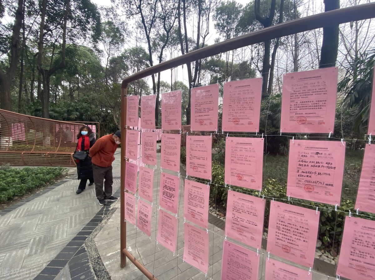 花1万元相亲未果，女子要求中介退费，法院支持吗？