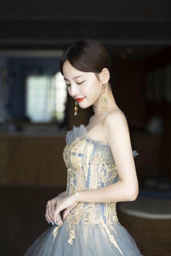 “网瘾女星”何泓姗：为了买皮肤才接戏，曾在演技上胜过倪妮