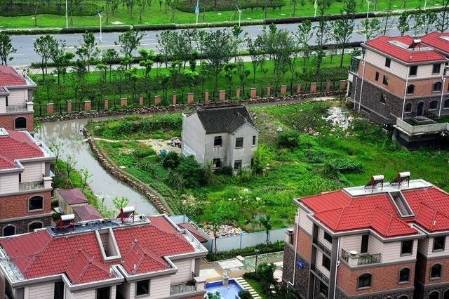 苏州一拆迁户，矮楼被别墅群包围，1000万也不拆，回家还得渡河
