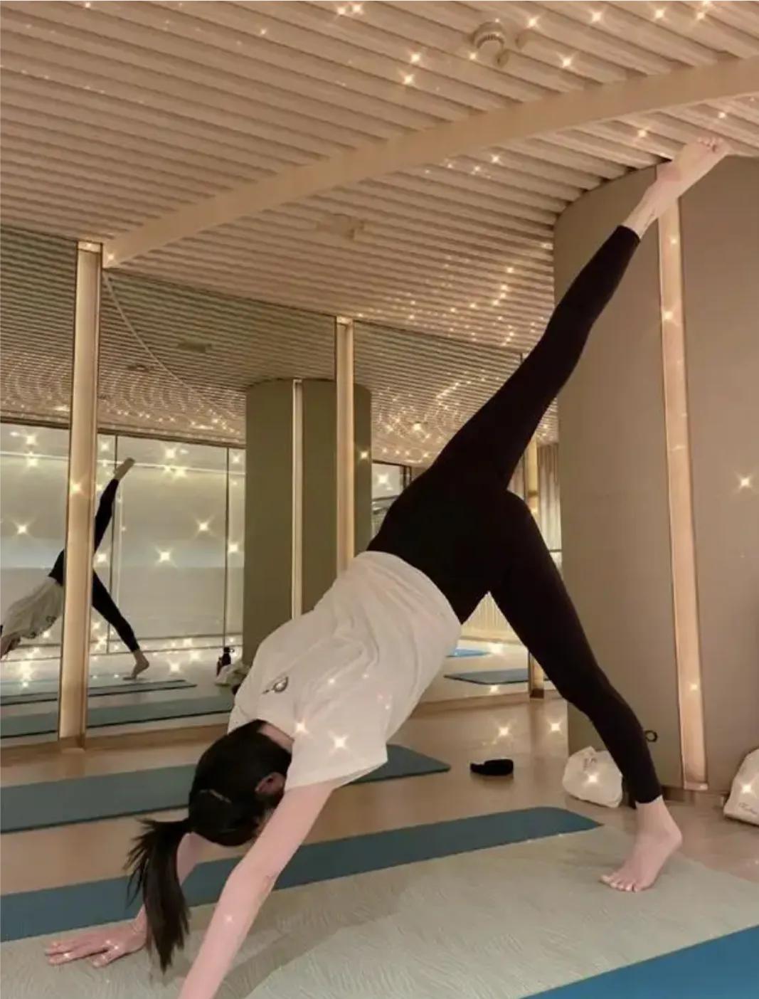 奚梦瑶晒孕期瑜伽照大肚凸显，动作标准难度大，自曝怀孕长高不少