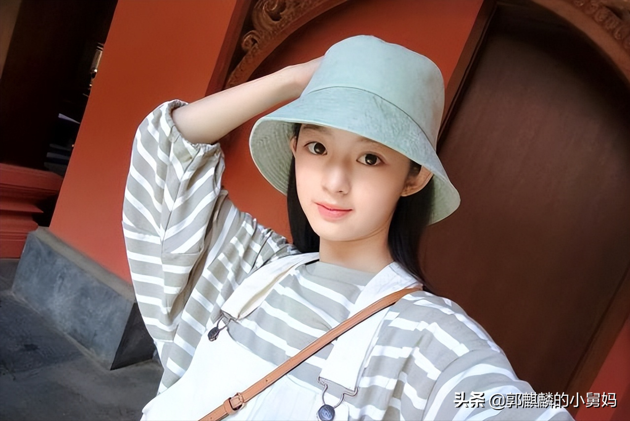 又一个童星被“催熟”？小学没毕业被杨幂签下，浓妆成家常便饭