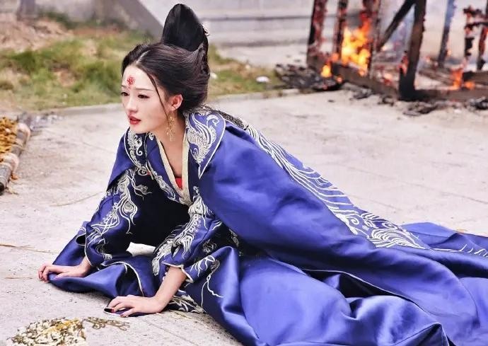 同样是“红衣造型”，杨幂娇俏像少女，赵丽颖霸气十足