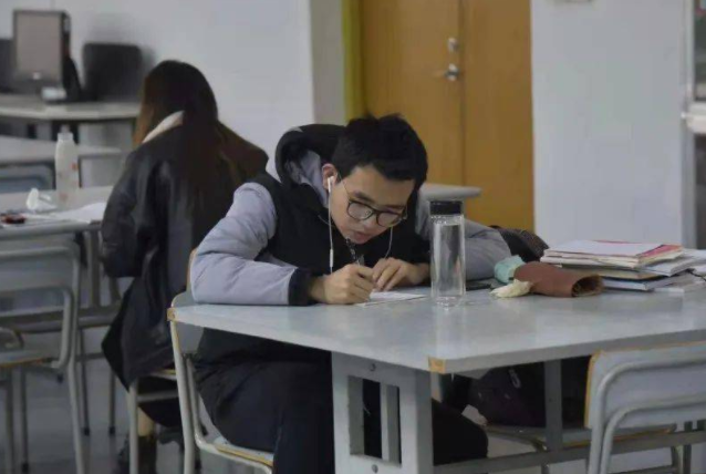 河北一大学生扛不住了，聊天记录曝光后，原因不仅是学习压力大