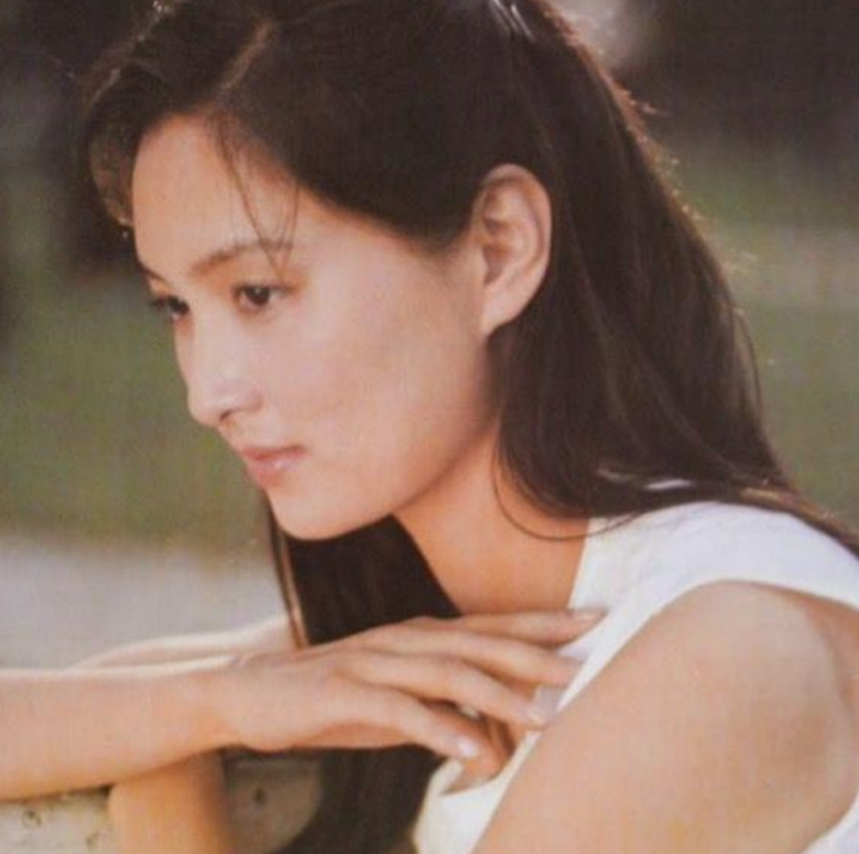 挂历女神殷亭茹：爆红后退圈，中年丧夫，晚年又病死他乡令人唏嘘