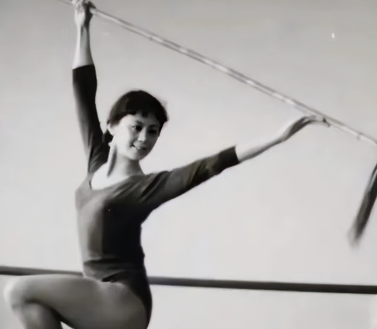 石钟琴：饰演“白毛女”爆红，恋人苦等她十年，今77岁仍热爱舞蹈