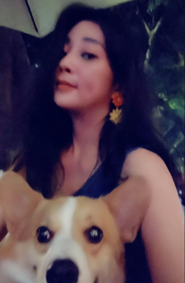 殷桃罕见晒素颜照，42岁穿吊带秀精致锁骨，脸上酒窝十分抢镜