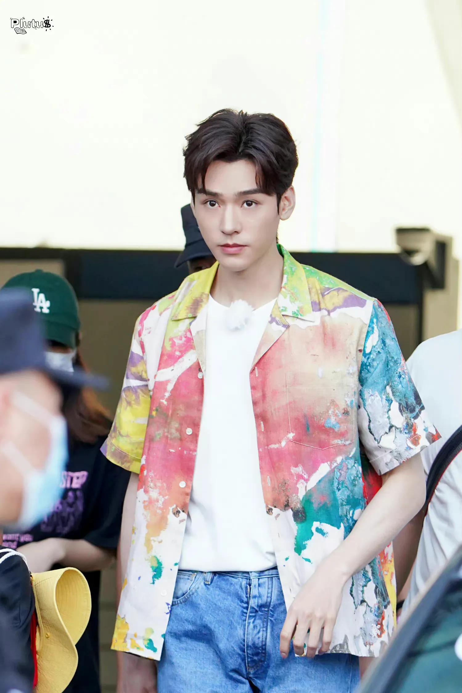 综艺《极限挑战》横店路透中帅气的龚俊