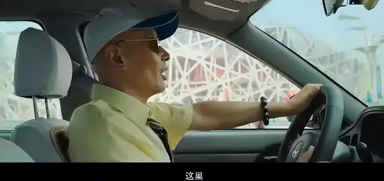 全员零片酬，黄渤无替身爬22米旗杆，《我和我的祖国》幕后故事