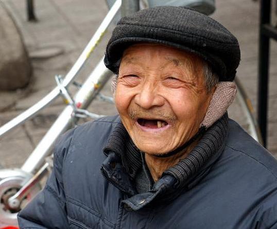 河南穷小伙上大学，老人为他交学费，毕业后办4S店卖车为老人养老