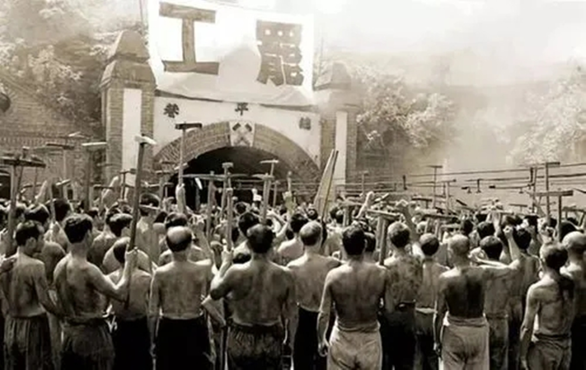 1950年杨得志回家探亲，姐姐拿着照片说：这要让坏人看见就死定了