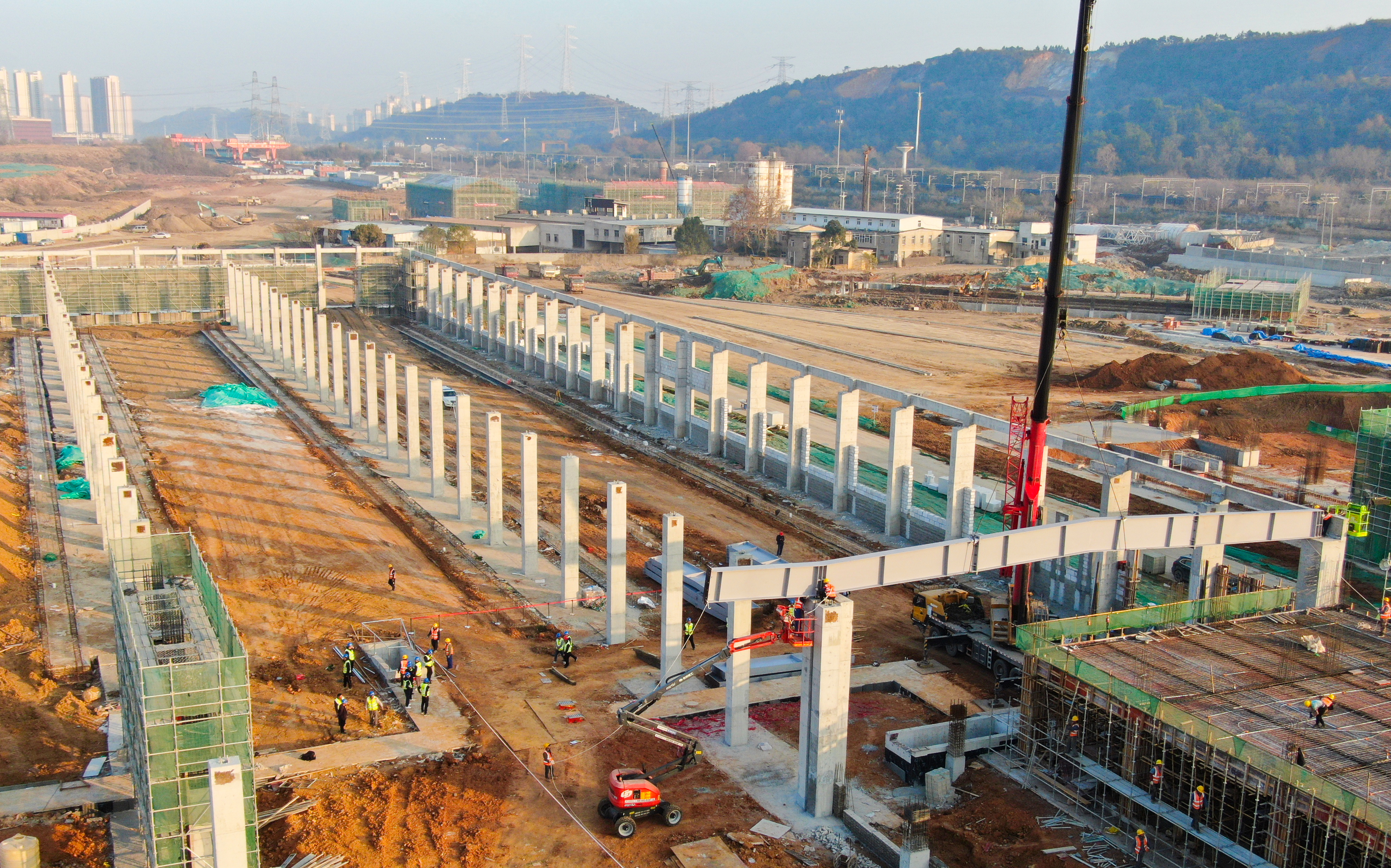 武汉地铁19号线花山车辆段运用库安装首榀屋面钢梁