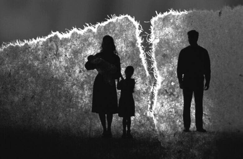 老人将房子给外甥女，瘫痪后求当老板的女儿养老，女儿：不认识他