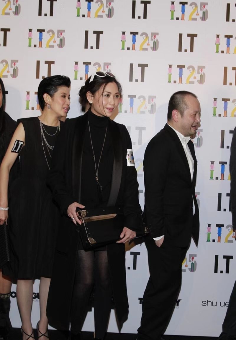 邱淑贞罕见携夫亮相，颜值冻龄似吃防腐剂，豪门丈夫半秃头像爸