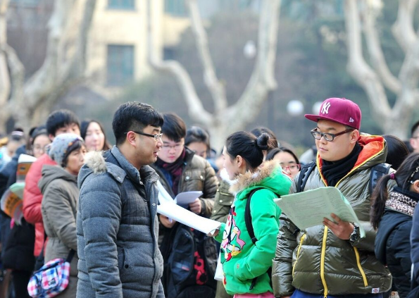 高校期末考试，女生穿丝袜与短裙参加，被质疑后回怼：现在21世纪