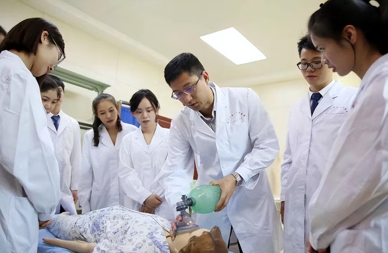 五年制临床医学与八年制临床医学，究竟有啥区别？看过来人怎么说