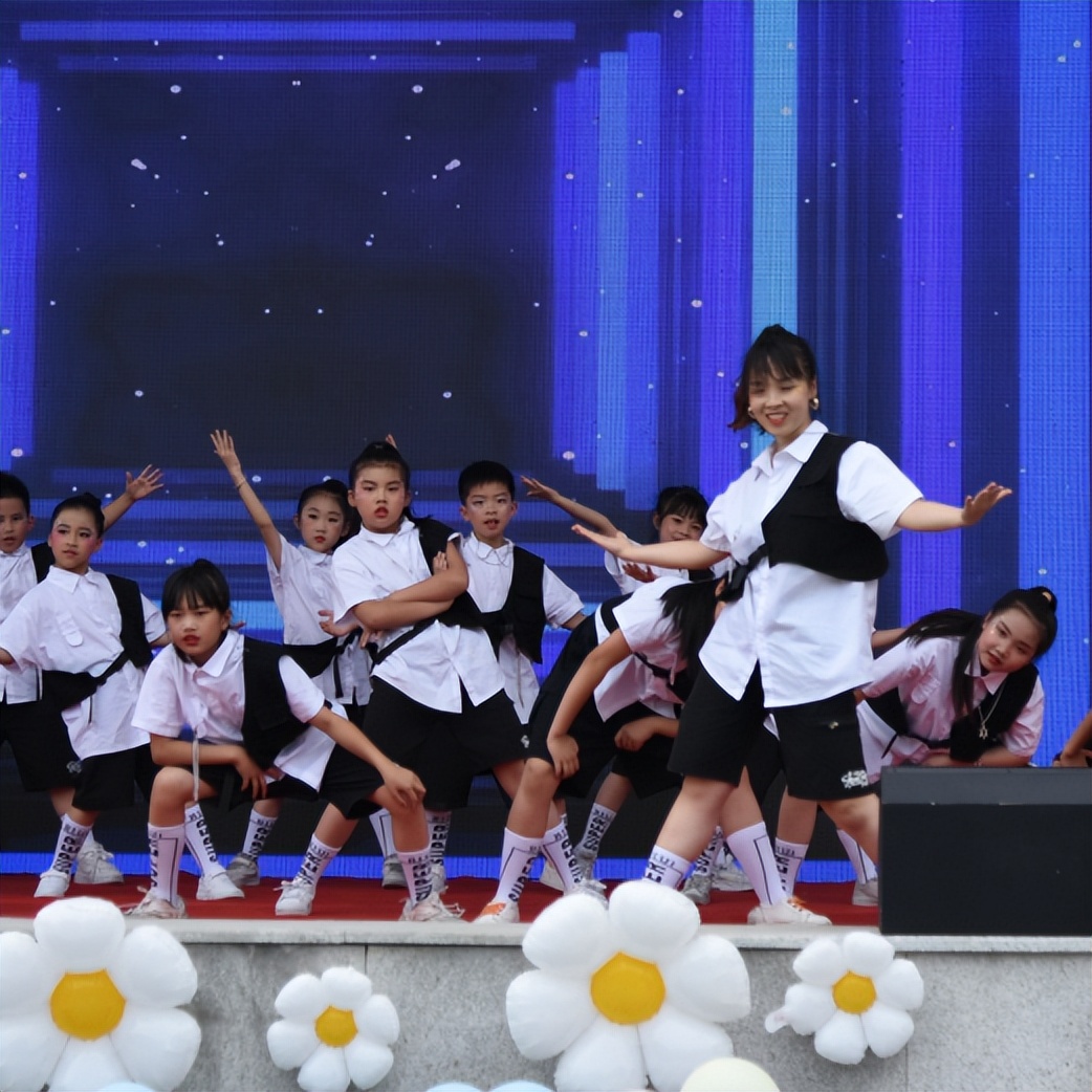棠湖小学（南区）隆重举行庆祝“六一儿童节”文艺汇演暨颁奖典礼