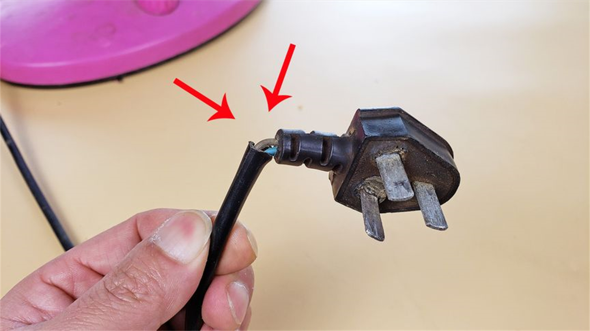 電線插頭根部斷了怎么辦？教你簡單修復一下，立馬就變得非常耐用