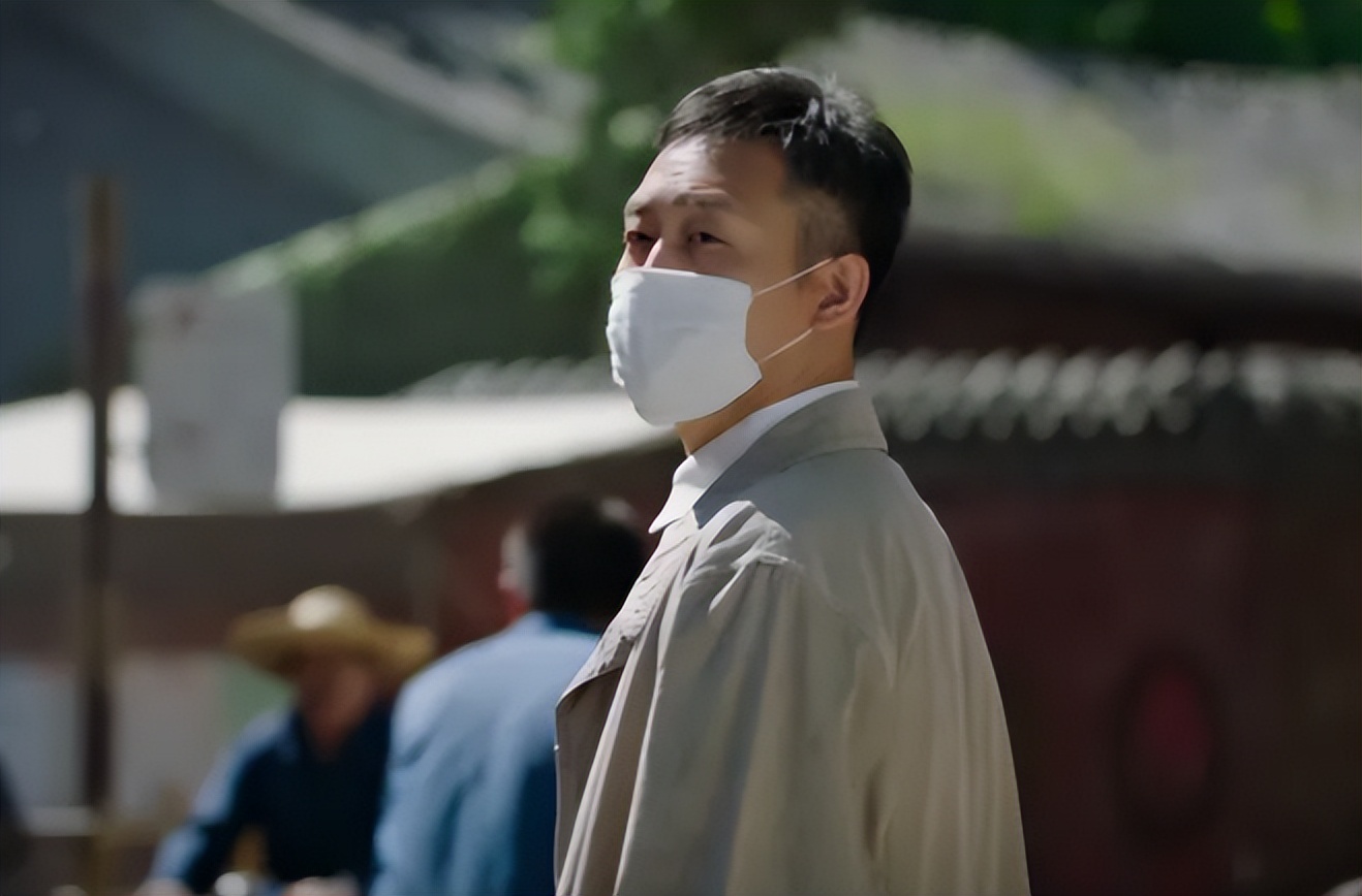 全员零片酬，黄渤无替身爬22米旗杆，《我和我的祖国》幕后故事