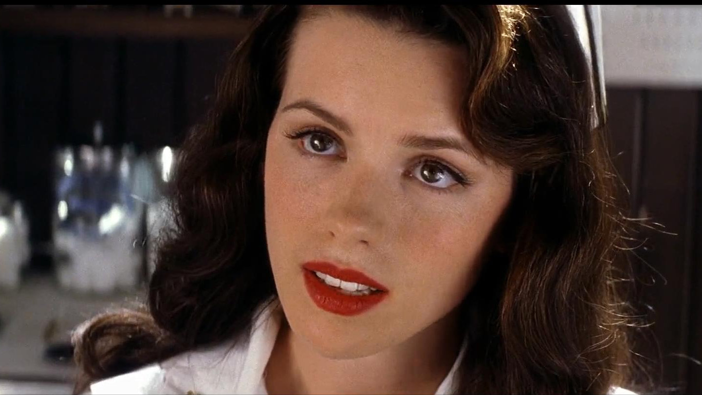 艾芙琳(凯特·贝金赛尔)是女孩子中的一员,漂亮大方,做事干练.