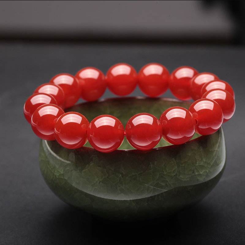 块体内不同深浅,不同透明度的红色条带与白色条带相间分布.