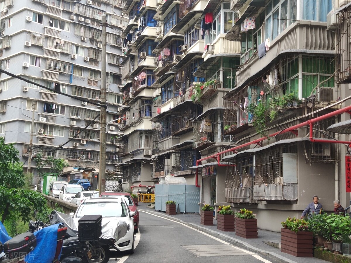 家中起火，消防车却被阻拦在外，户主将物业告上法庭