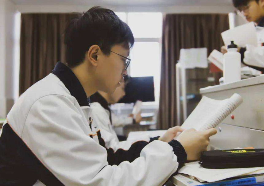 民办三本和公办专科差距很大，别等毕业后才了解，聪明人这样选