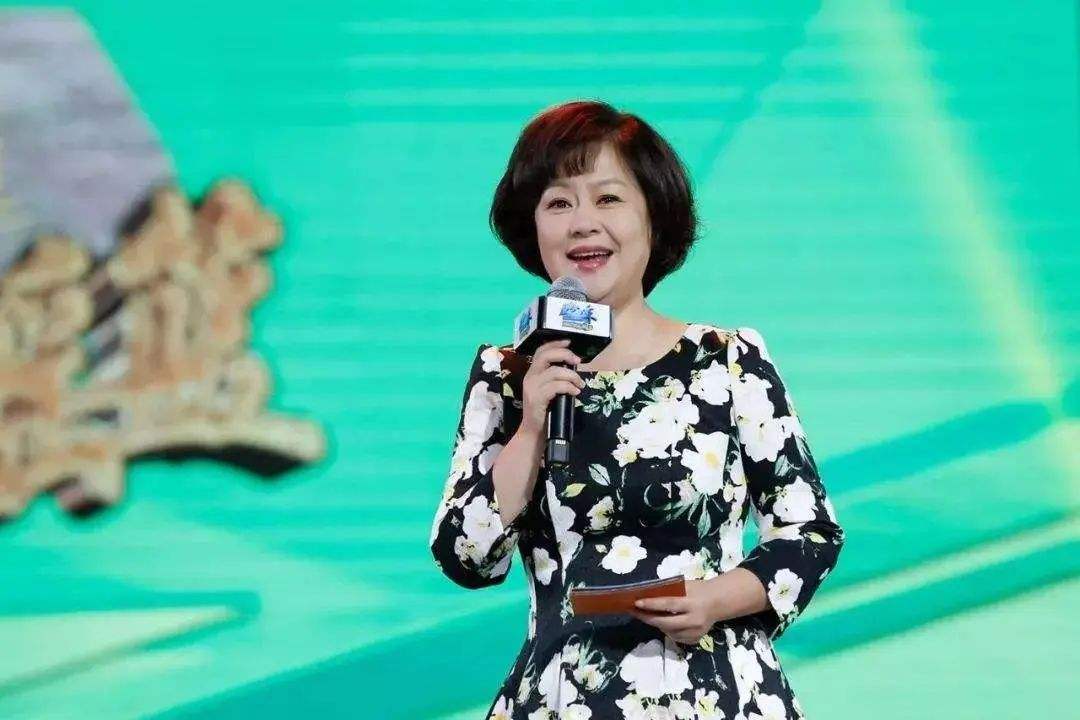 《大风车》,《动漫世界》,这个人就是央视少儿频道主持人鞠萍老师