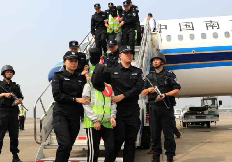 2017年中国十大富豪榜单发布，其中一男企业家因经济犯罪被判刑15年