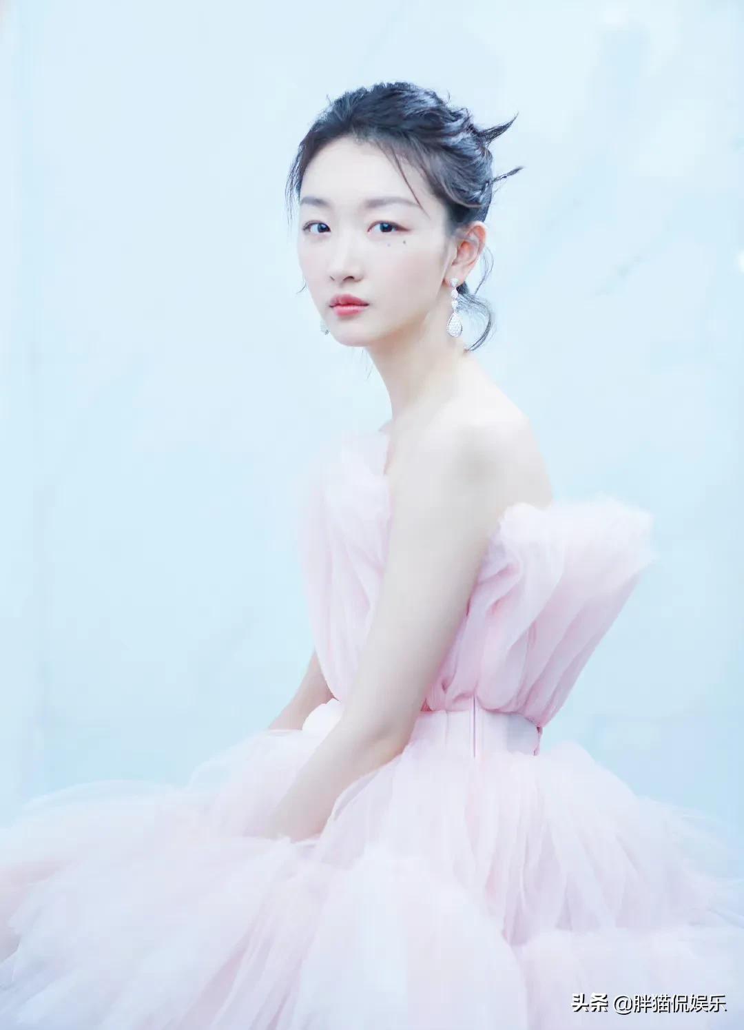 周冬雨一身粉色长裙化身美丽小天鹅，虽然不惊艳却很耐看