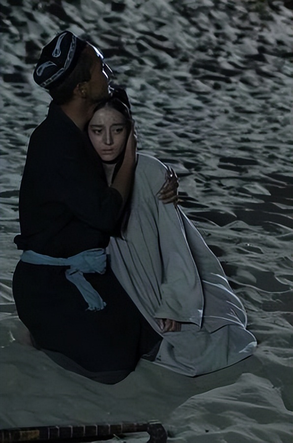 “金鹰女神”迪丽热巴:靠杨幂爆红,工作四年无休,沦为无戏可拍