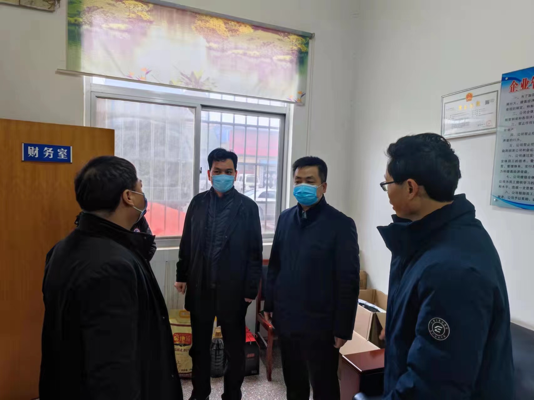 西安市临潼区人民检察院党组书记、检察长苑伟慰问该院驻村工作队及该村困难群众
