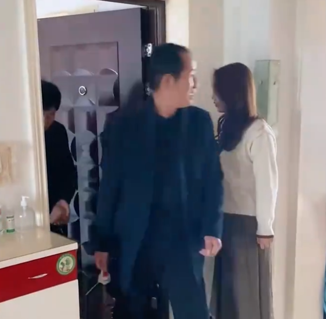 甘肃一男生到女友家商讨订婚，带的礼物接地气，网友：实在就好