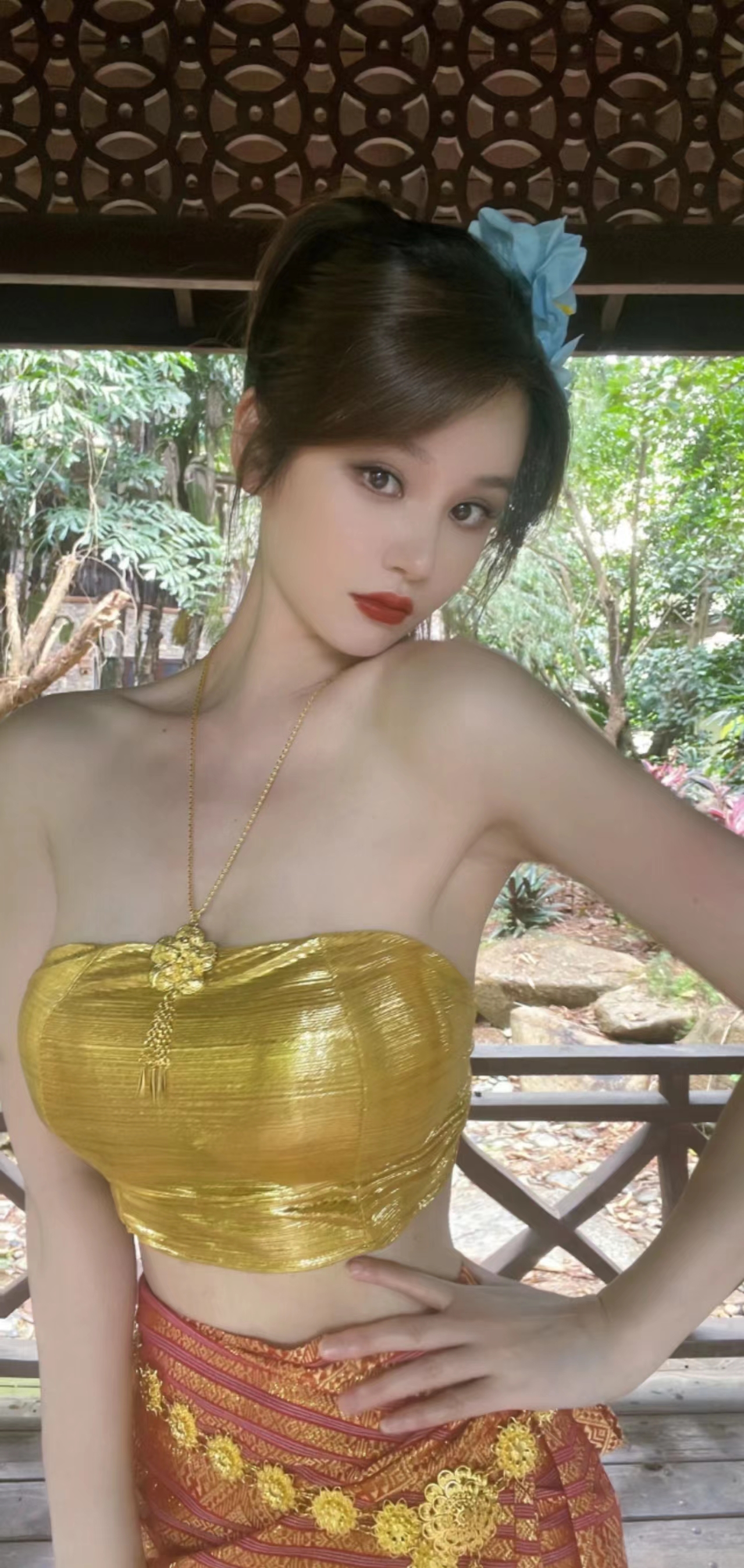 最美周芷若又变脸?新晶女郎晒照秀蚂蚁腰,却被嘲滤镜过重认不出