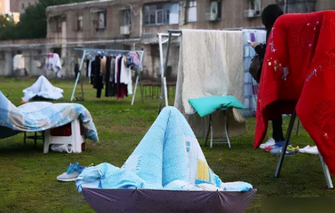 大学“晒被子”季节到来，学生骚操作让人啼笑皆非，当真人才辈出