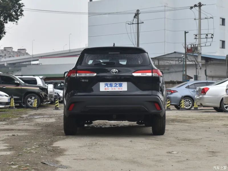 卡罗拉锐放：2.0L、最低配都有主动刹车、车道保持，这车才十多万